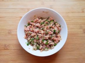 搅拌均匀，让肉馅静置一会儿。
