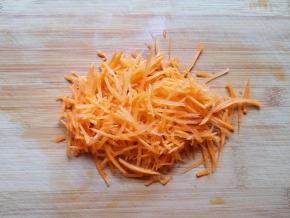 胡萝卜先用擦丝器擦成细丝。