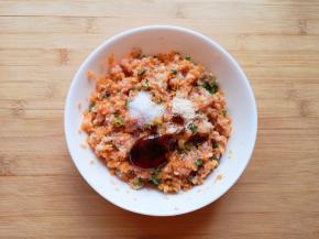 放盐、鸡精、蚝油、味极鲜酱油和香油搅拌均匀。