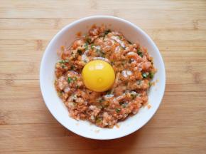 打入一个鸡蛋搅拌均匀。