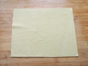 千张用水冲洗一下，为了整齐切去边缘。