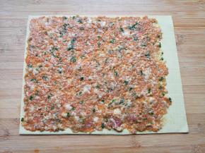 放上肉馅用勺子抹平，一个边留出来2厘米左右不要放肉馅，如图。