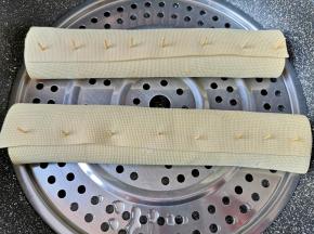 接口的地方用牙签固定一下，凉水上锅，上汽后蒸20分钟关火。