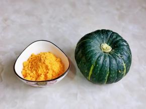 准备食材，我选用的是咸蛋黄调味料，用少量水化开即可，即使厨房小白也轻松操作。