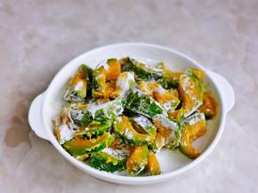 淋干后装盘，撒上一层淀粉，抓拌均匀。