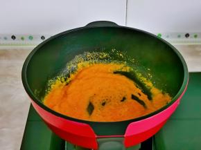 锅中加入食用油，再倒入调好的蛋黄酱，按个人口味加入盐，小火煸炒。