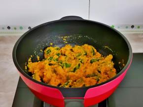 再倒入南瓜，小火翻炒2分钟即可出锅。