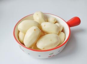 用手把土豆外层的泥巴清洗干净，再用削皮刀削去土豆皮。