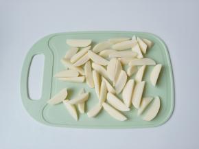 一个土豆先对半切开，半个土豆再平放着切成三到四份，土豆块的大小与厚薄要切成基本上一致的。