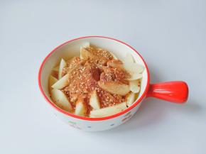 把切好的土豆块放到大的容器里面，放上调味料与芝麻油。