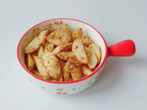 用筷子将土豆与调味料搅拌均匀，让每一根土豆条都裹上调味料，拌好腌制10分钟。