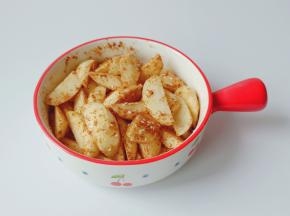 用筷子将土豆与调味料搅拌均匀，让每一根土豆条都裹上调味料，拌好腌制10分钟。