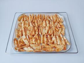 烤网上铺一张油纸，将土豆条依次码到烤网上面。