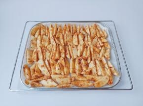 烤网上铺一张油纸，将土豆条依次码到烤网上面。