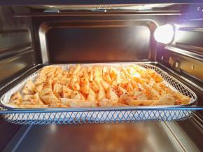 烤箱提前170度预热十分钟，再把烤网放到烤箱中层。