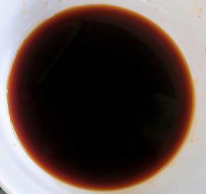 调料汁放入蚝油、一品鲜酱油也可以添加少许清水拌匀