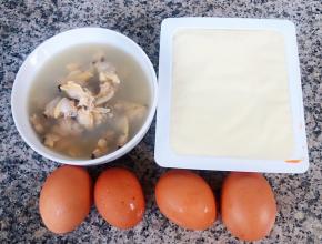 准备原材料鸡蛋、豆腐、煮好去壳的蚬子肉