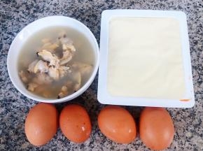 准备原材料鸡蛋、豆腐、煮好去壳的蚬子肉