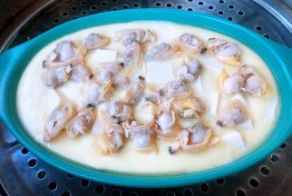 取下保鲜膜摆上蚬子肉中火蒸三分钟即可