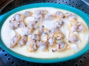 取下保鲜膜摆上蚬子肉中火蒸三分钟即可