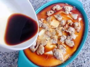 调好的料汁均匀的淋在豆腐蛋羹上面