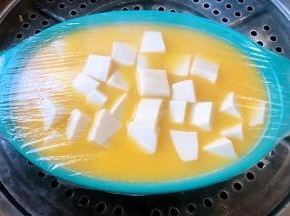 盖上保鲜膜放入烧开的蒸锅中大火蒸十分钟