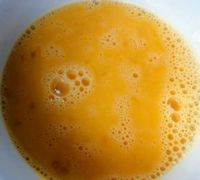 鸡蛋打散搅拌均匀