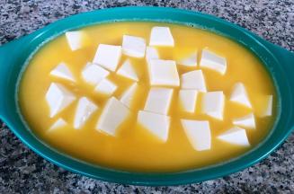 豆腐切小块放入蛋液中