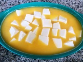 豆腐切小块放入蛋液中