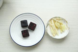 嫩姜去皮洗净，切成姜丝。我用的是玫瑰黑糖，可以用普通黑糖。