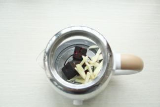 直接将黑糖块和姜丝放入煮茶器中。
