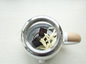 直接将黑糖块和姜丝放入煮茶器中。