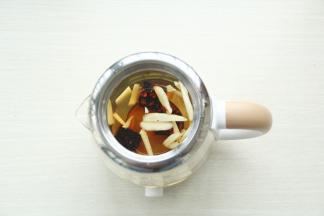 倒入纯净水，不要超过最高水位线即可。大概2杯的量，正好。