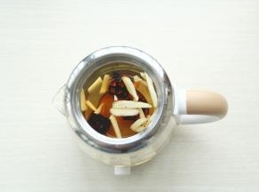 倒入纯净水，不要超过最高水位线即可。大概2杯的量，正好。