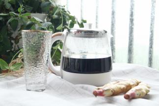 断电，将黑糖姜丝茶倒入干净杯子即可！好像有一小片姜丝偷偷溜出来啦！不过不影响，哈哈，基本无杂质，暖暖的姜丝黑糖茶，好好喝！微辣带点甜！