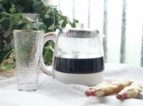 断电，将黑糖姜丝茶倒入干净杯子即可！好像有一小片姜丝偷偷溜出来啦！不过不影响，哈哈，基本无杂质，暖暖的姜丝黑糖茶，好好喝！微辣带点甜！