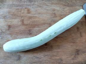 青瓜洗干净，削去皮。