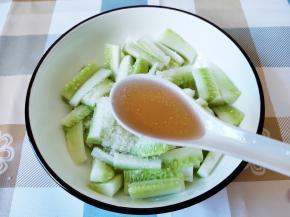 加2汤匙凉拌醋，拌匀。