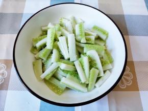 盖上保鲜膜，放冰箱冷藏半小时，再拿出来吃。