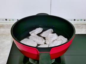 焯水，冷水下锅，烧开后煮2分钟捞出。