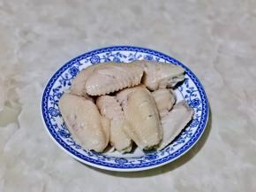 用冷水反复冲洗干净，淋干水分装盘备用。