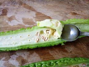 苦瓜洗干净，剖两半，用勺子挖去中间的瓤，白瓤要挖干净哦。