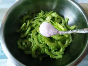 然后切2-3毫米的薄片，装入大碗中，加入1小勺盐，拌匀，腌渍10分钟。