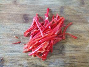 红泡椒半个切细丝，这个是为了好看，不要也行。