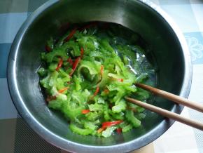 将焯过水的苦瓜和红椒丝过凉白开降温。