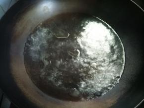 烧一锅水，水开加1汤匙油和小半勺盐，搅匀。