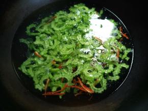 倒入苦瓜和红泡椒丝焯水1分钟。