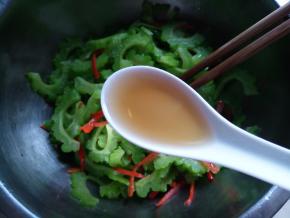 滤干水，加3汤匙凉拌醋。