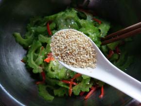 加1汤匙熟的白芝麻。这个不放也行。