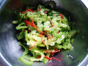 然后全部拌匀，蒙上保鲜膜，放冰箱冷藏半小时到一小时，再拿出来食用。